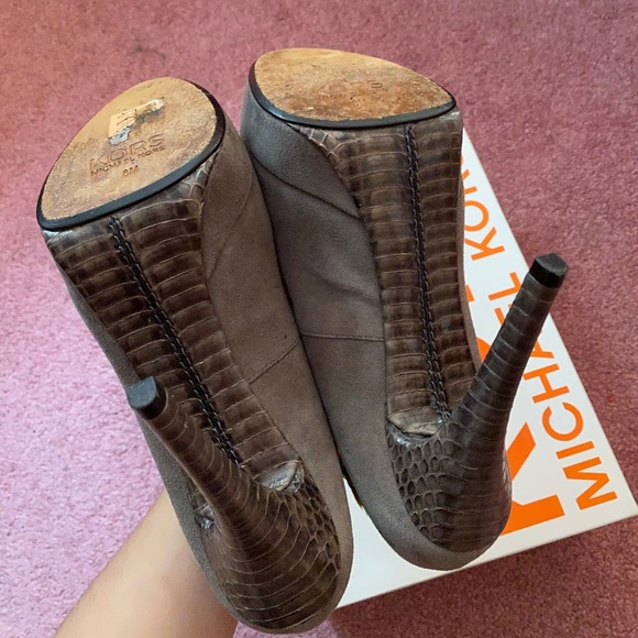 KORS Michael Kors Grey Suede Natural Snake Pumps 8 - Picture 11 of 13